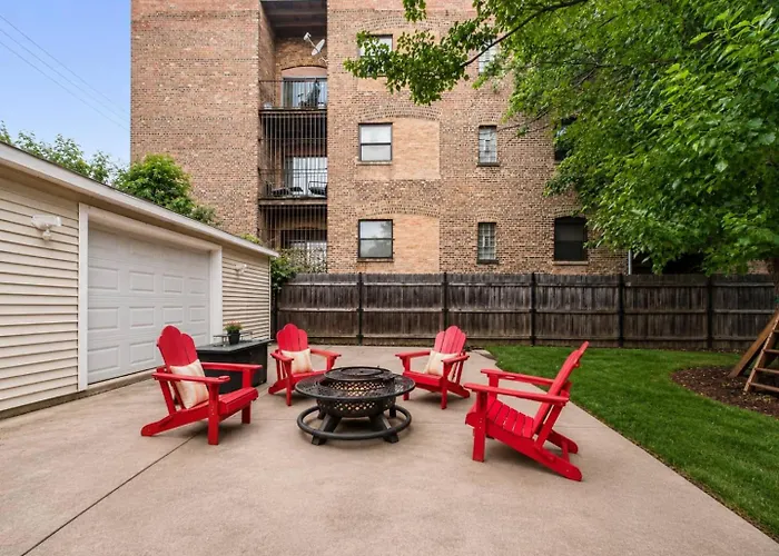 Private Yard Near & Obama Center